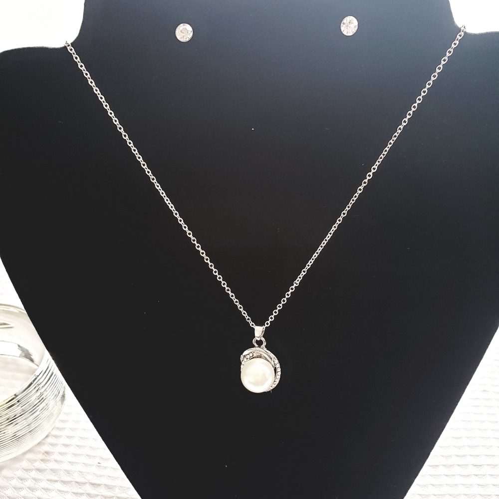 Big pearl necklace